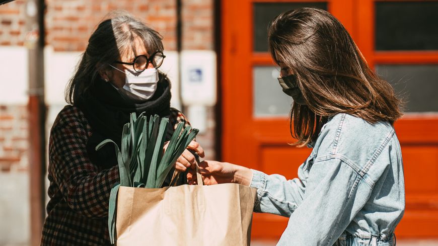 Personne se faisant livrer ses courses par une particulière dans le cadre de la livraison collaborative. 